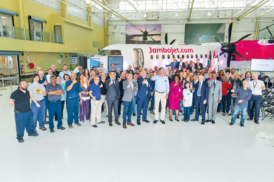 На торжественной церемонии получения авиакомпанией Jambojet нового самолета Q400, поставленного российской компанией ИФК. Фото: ИФК q400 2