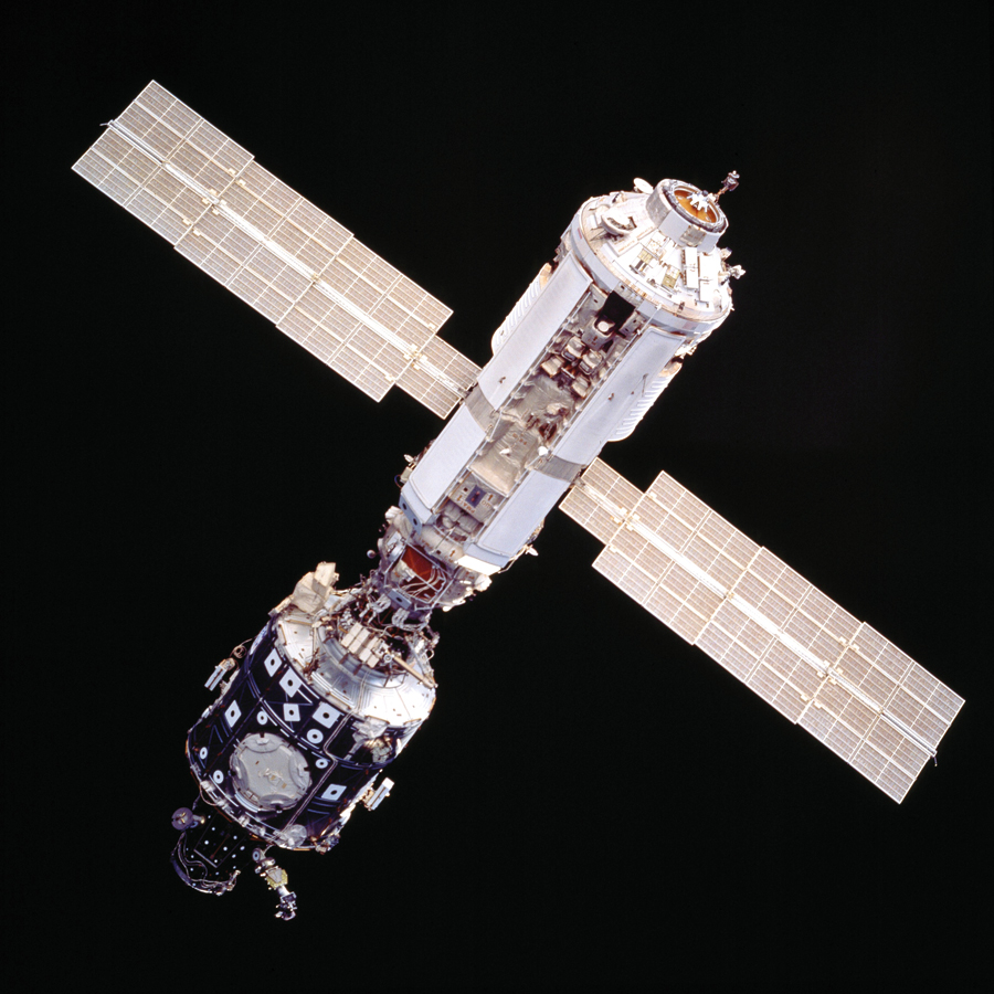 С чего начиналась МКС: первые два модуля станции, выведенные на орбиту в конце 1998 г., – российский ФГБ «Заря» (вверху) и американский Unity. Фото: NASA