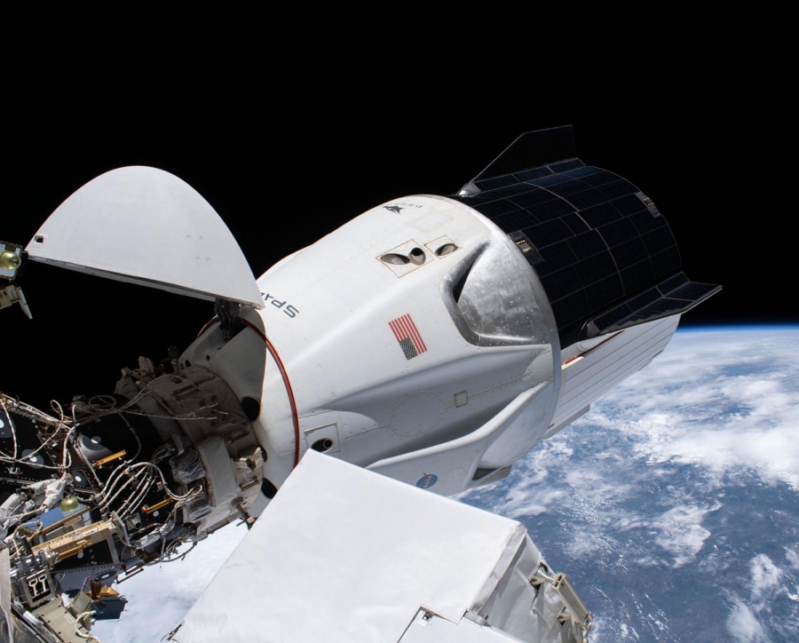 Одним из важнейшим событий минувшего года в мировой космонавтике стало начало регулярной эксплуатации новых американских пилотируемых кораблей многоразового использования Crew Dragon компании SpaceX. На снимке: корабль Resilience (Crew Dragon С207), доставивший в ноябре 2020 г. в рамках миссии Crew-1 на борт МКС четырех астронавтов, пристыкован к международному стыковочному адаптеру IDA-2 переходника PMA-2 модуля Harmony (Node-2) американского сегмента МКС. Фото: NASA