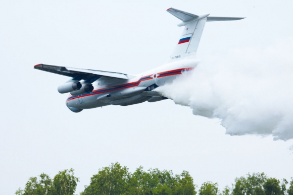 Сброс воды с Ил-76ТД авиации МЧС. Фото: Алексей Михеев