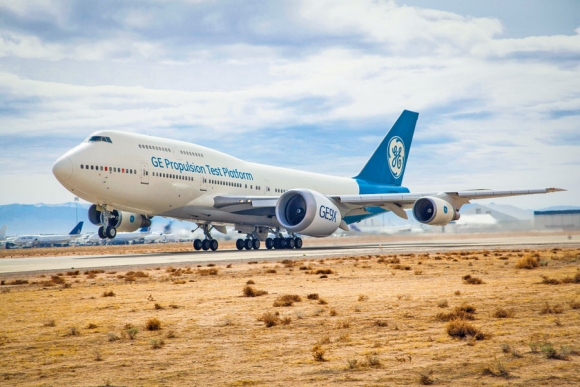 Крупнейший в мире турбовентиляторный двигатель GE9X с диаметром вентилятора 3,4 м и тягой 47,7 тс для Boeing 777X с марта этого года проходит испытания под крылом летающей лаборатории Boeing 747-400. Фото: General Electric