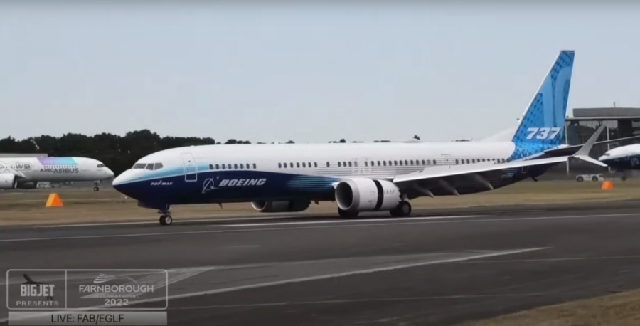 Boeing 737-10 совершает посадку в ходе своего первого демонстрационного полета на авиасалоне в Фарнборо, 18 июля 2022 года