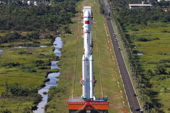 Новая китайская ракета-носитель средней грузоподъемности CZ-7 накануне первого запуска с нового космодрома Вэньчан на острове Хайнань, июнь 2016 г. Фото: 
