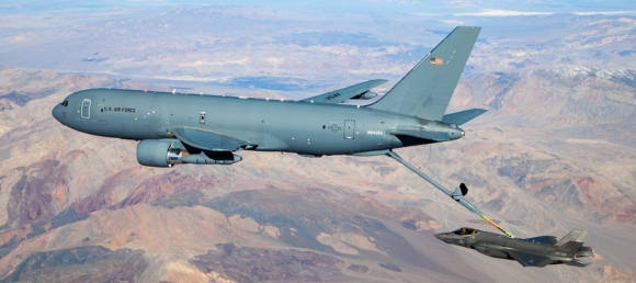 Один из первых KC-46A отрабатывает дозаправку в воздухе истребителя пятого поколения F-35A. Фото: USAF