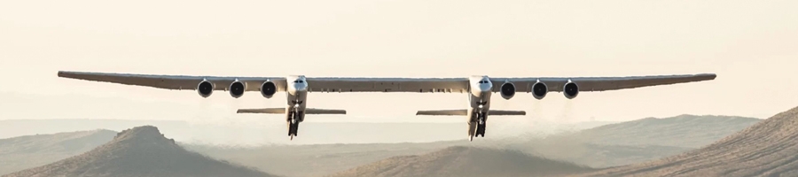 Самолет-носитель Scaled Composites Model 351 Roc системы воздушного старта Stratolaunch в первом полете над взлетно-посадочной полосой аэрокосмического испытательного центра Мохаве, Калифорния, 13 апреля 2019 г. Фото: Stratolaunch Systems